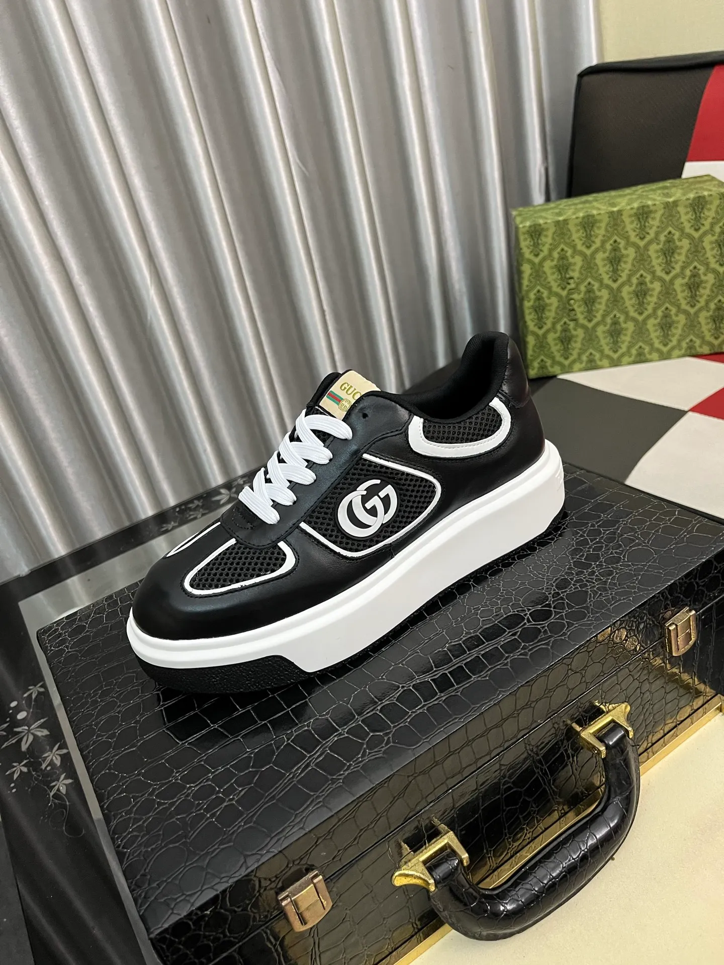 Men's Men's Shoes 💰458⌚️⌚️ [Gucci·Gucci] Original quality. ~ Unique modern style sneakers. 🏃A must-have casual shoe for trendy men😍😍 Original brand imported from Italy, imported original leather, sheep lining (refuses to discolor and grind feet) Sole: Original sole provided by the original factory, French lazy style design ⚠️Fit to the feet, original quality, super comfortable original sole. Just like shooting the real thing 🎬The real thing is better Code number: 38-442️⃣Colors available